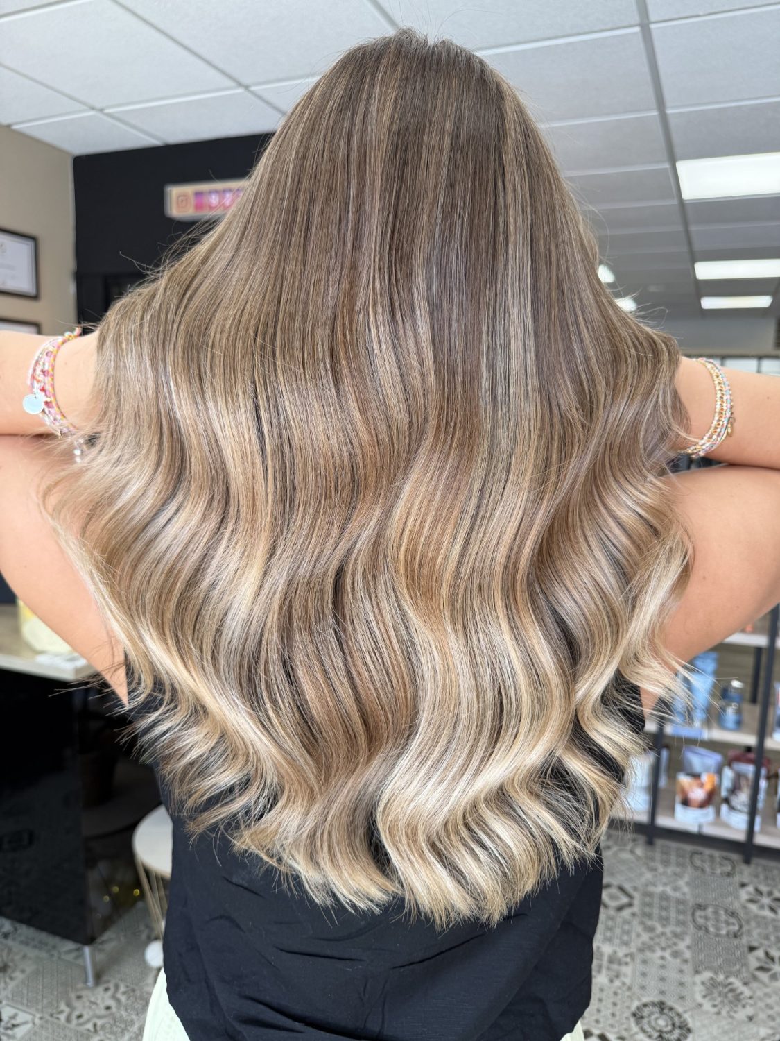 Après : blond lumineux et patine équilibrée, fibre préservée — réalisation Valentine Mathieu