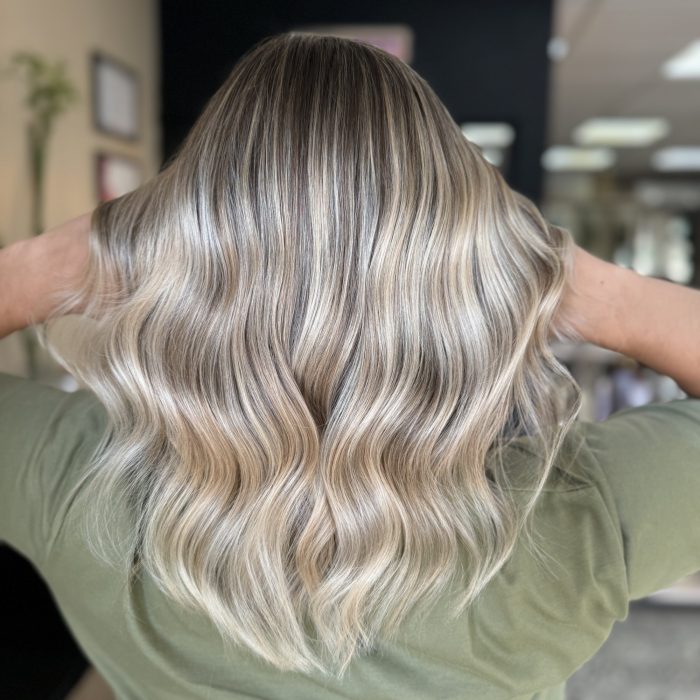 Reflets caramel sur base brune — salon près de Bordeaux