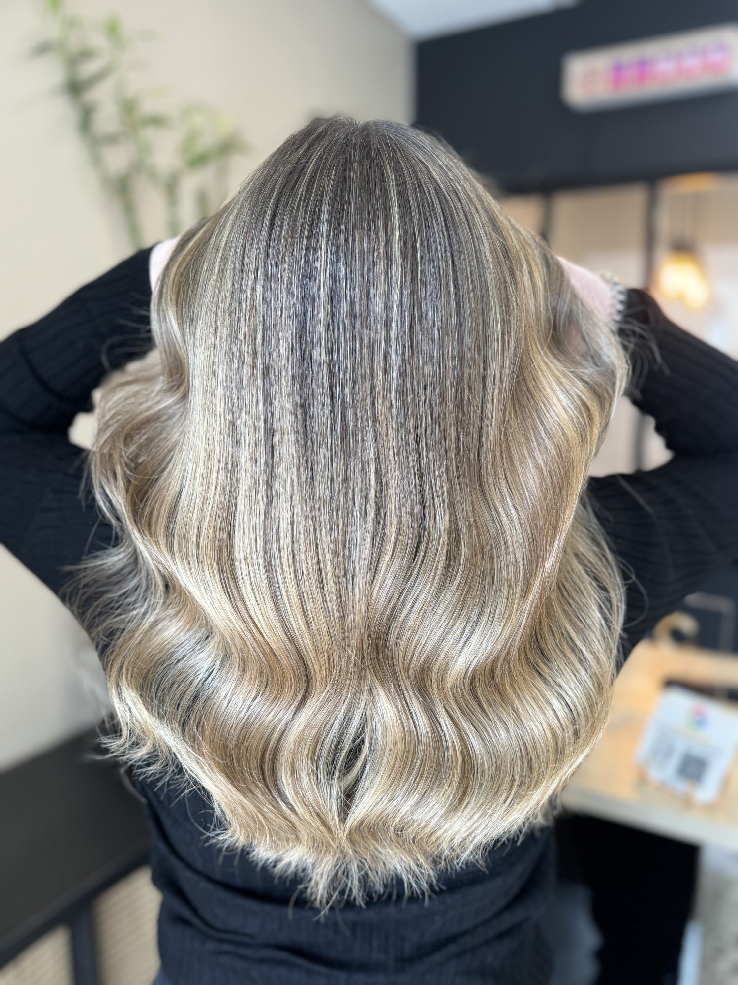 Blond beige lumineux et patine froide — Valentine Mathieu, maître coloriste près de Bordeaux