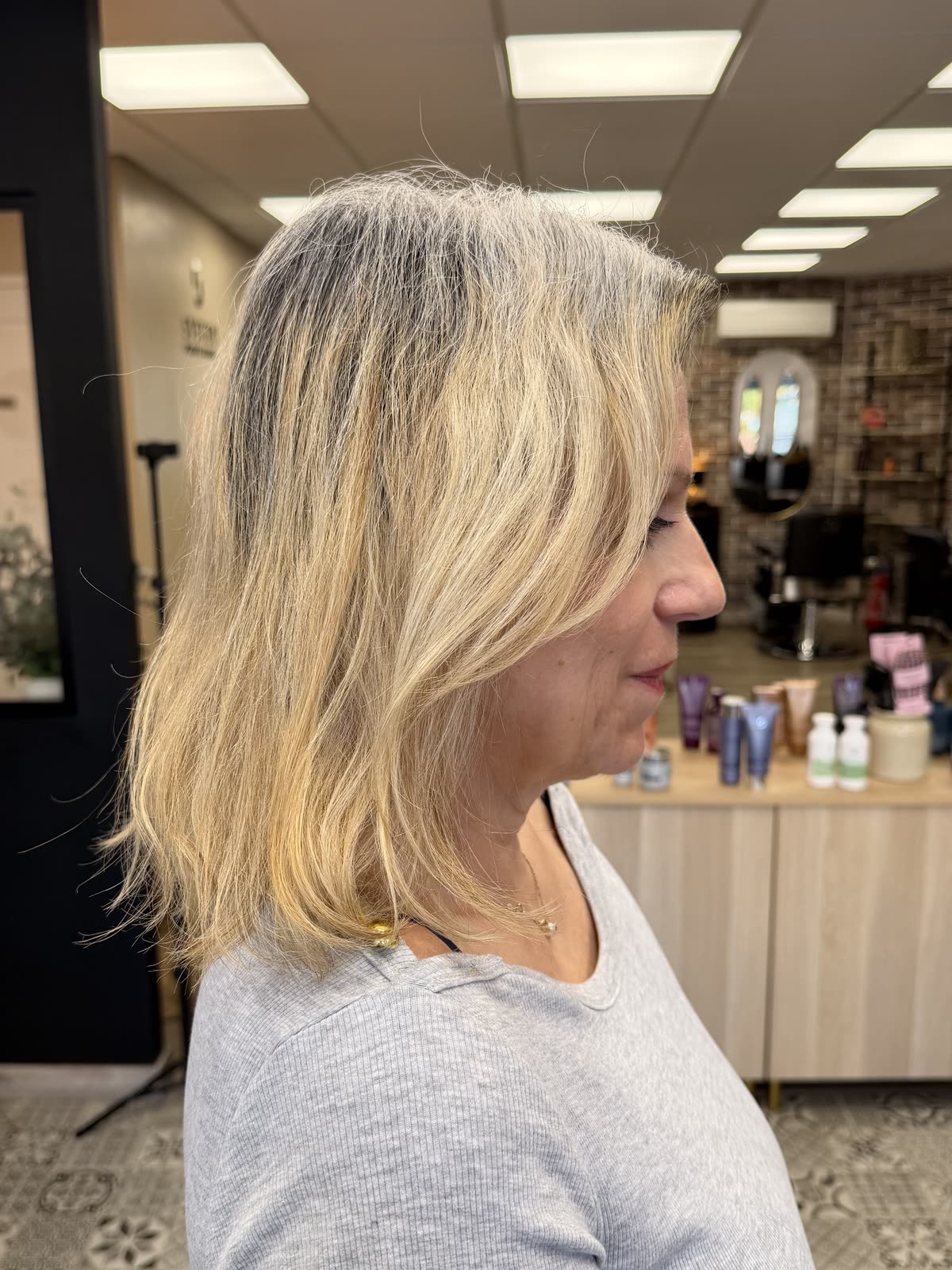 Avant le grey balayage : repousse blanche marquée à la racine, longueurs blond doré