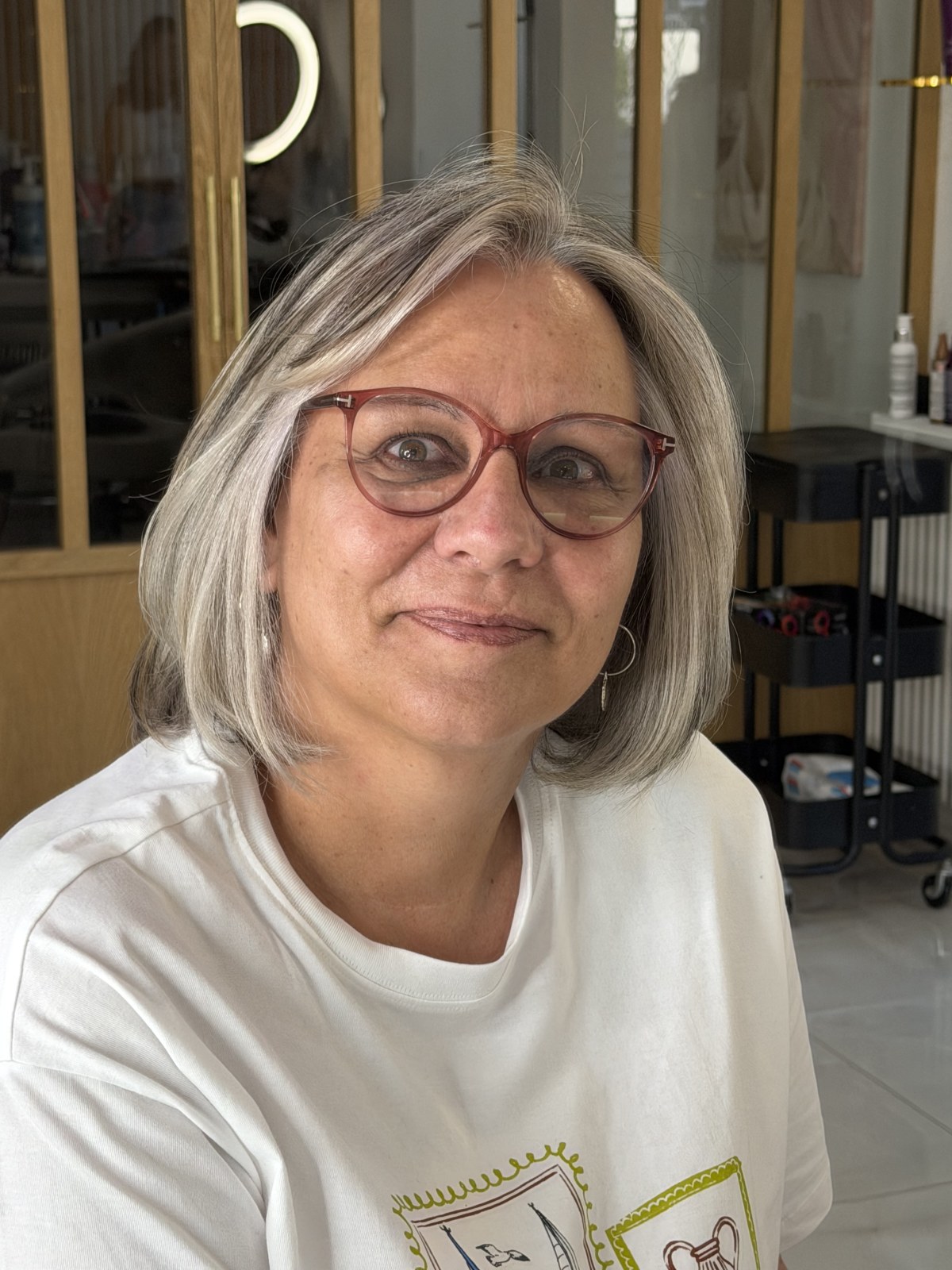 Après le grey blending : cheveux blancs fondus en mèches lumineuses, sans démarcation — réalisation Valentine Mathieu