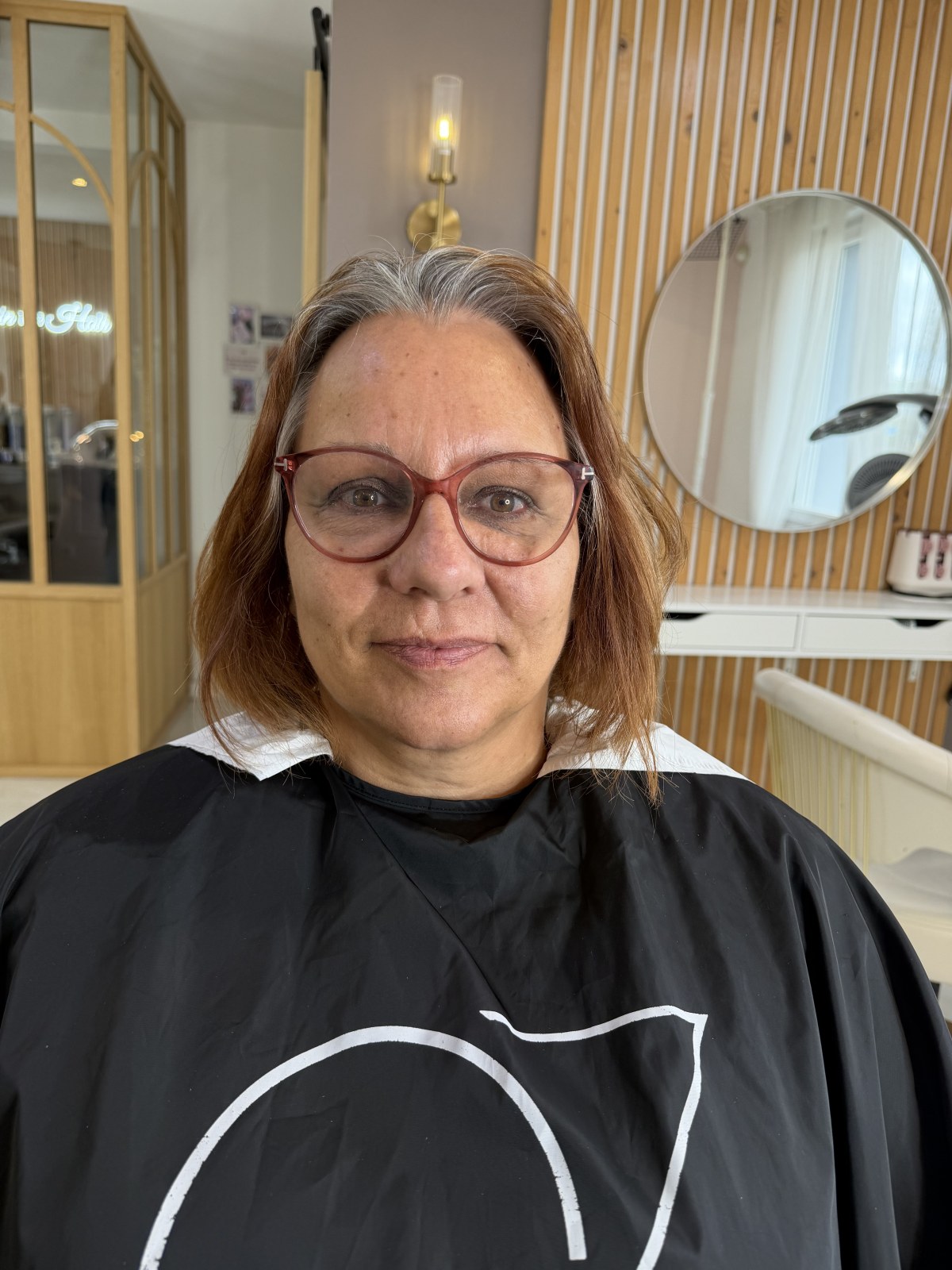 Avant : racine blanche marquée, démarcation nette avec les longueurs colorées